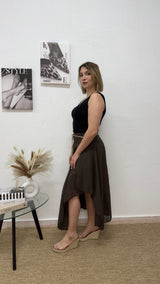 Falda midi marrón con cinturón trenzado.