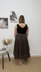 Falda midi marrón con cinturón trenzado.