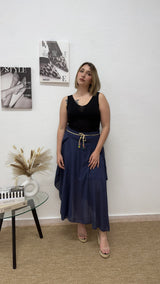 Falda midi azul marino con cinturón trenzado