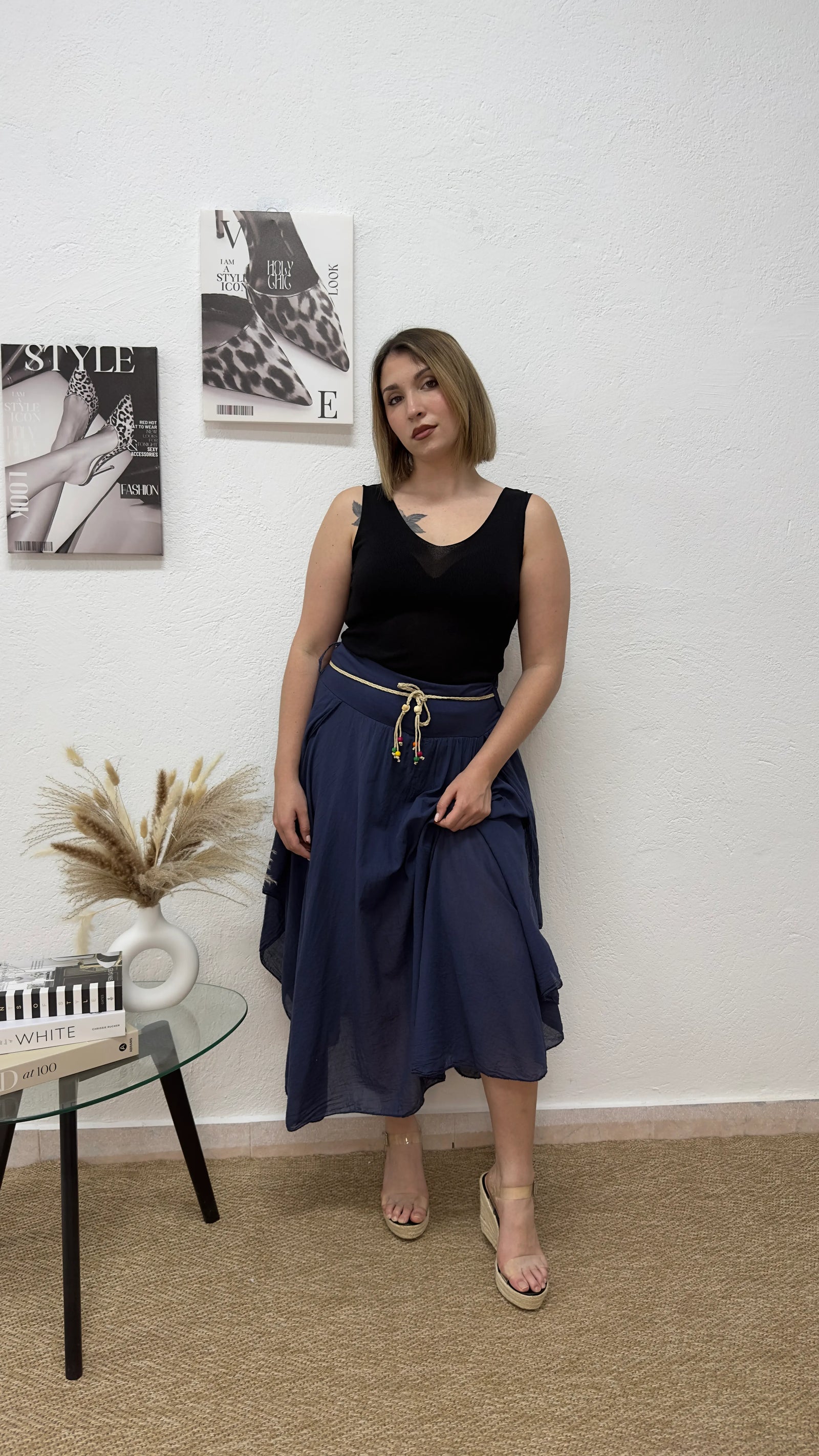 Falda midi azul marino con cinturón trenzado
