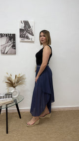Falda midi azul marino con cinturón trenzado