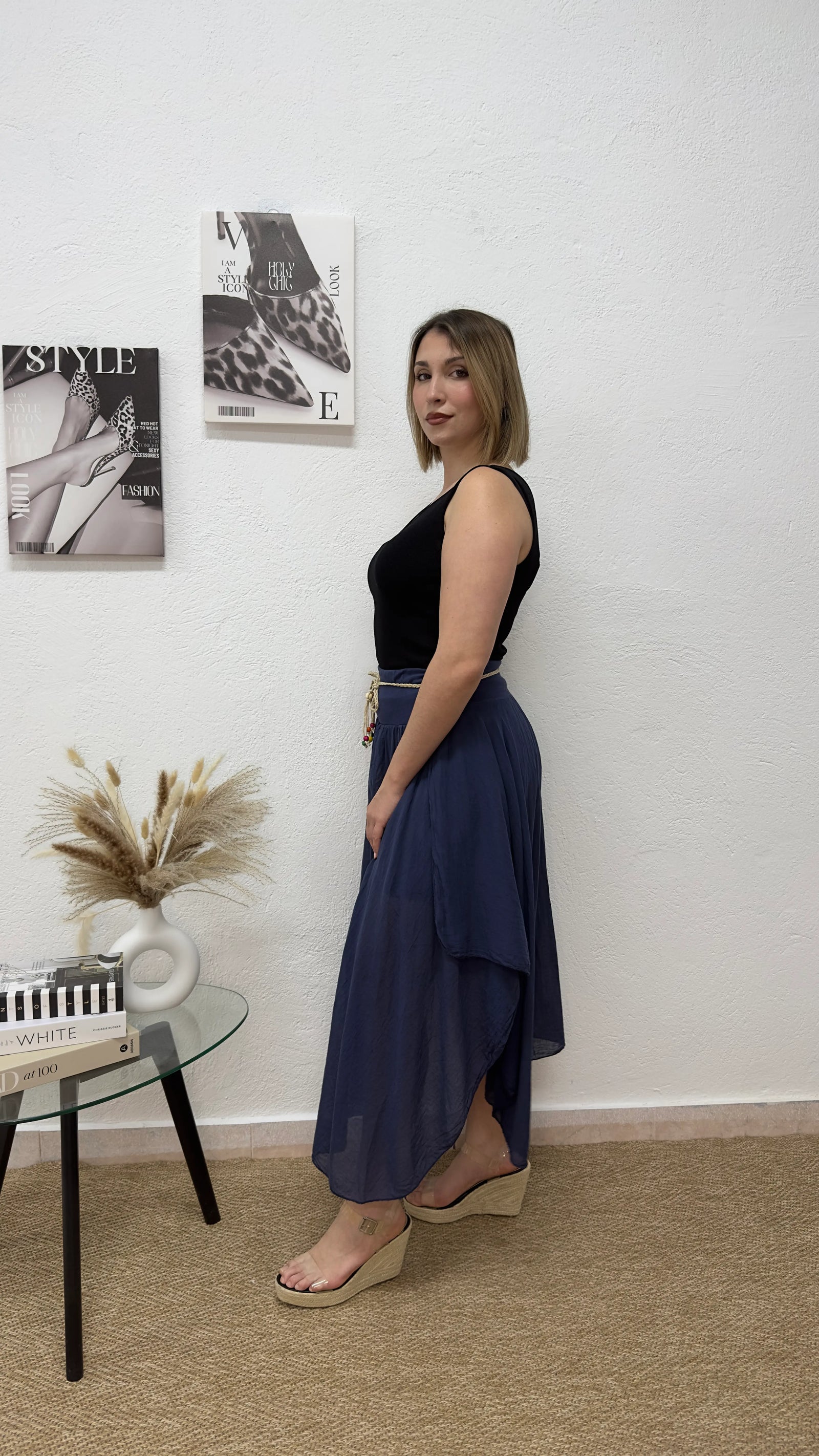 Falda midi azul marino con cinturón trenzado