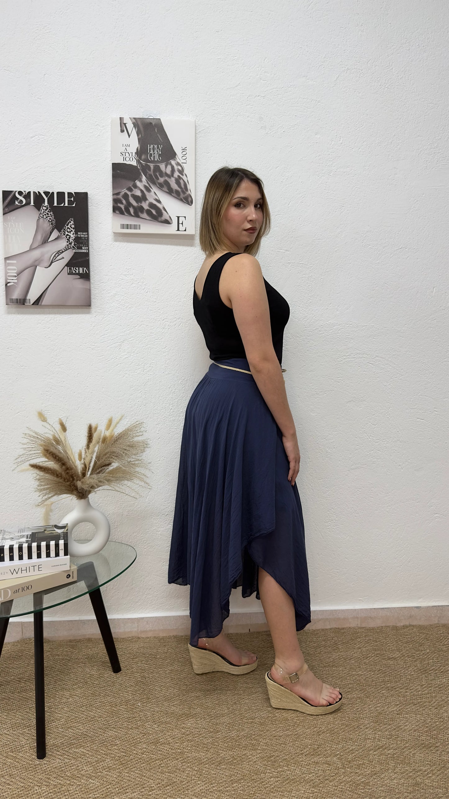 Falda midi azul marino con cinturón trenzado