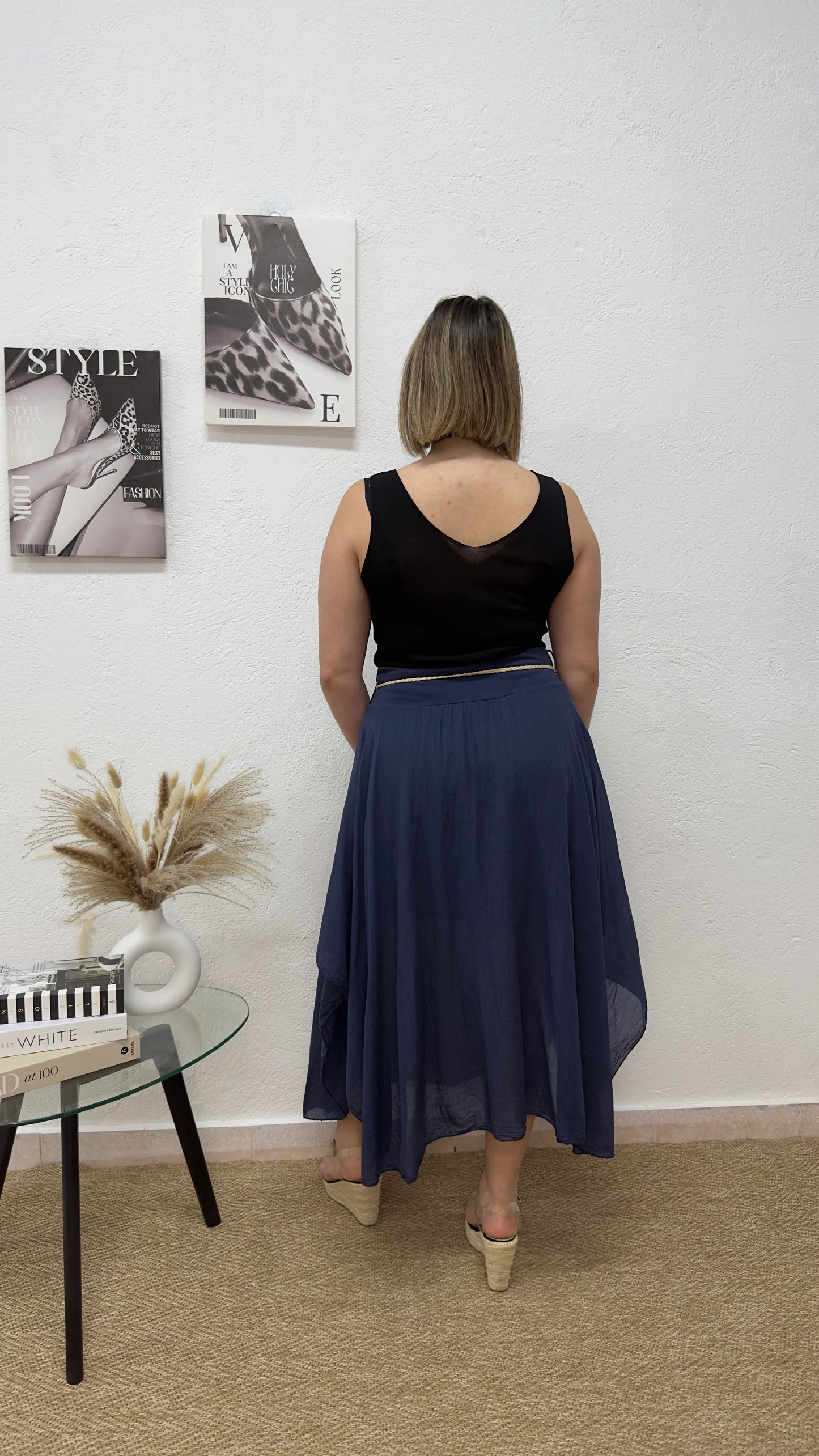 Falda midi azul marino con cinturón trenzado
