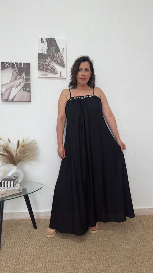 Vestido largo negro con detalles madreperla