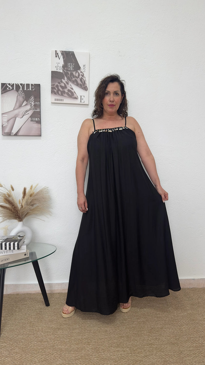 Vestido largo negro con detalles madreperla