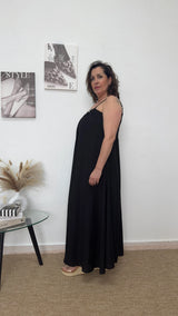 Vestido largo negro con detalles madreperla