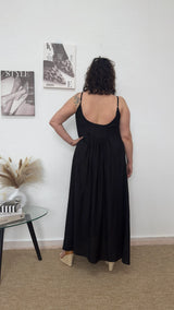 Vestido largo negro con detalles madreperla