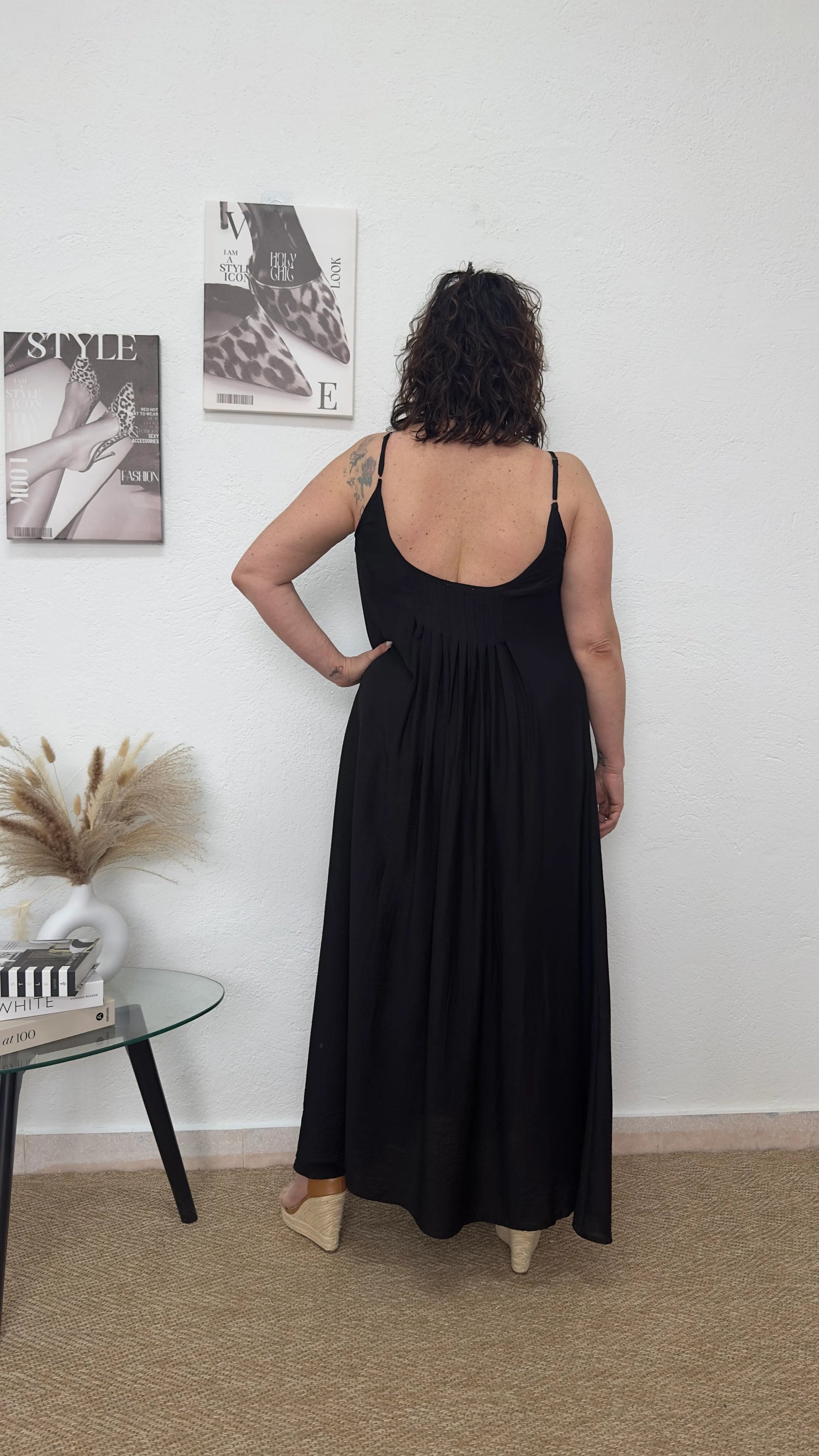 Vestido largo negro con detalles madreperla