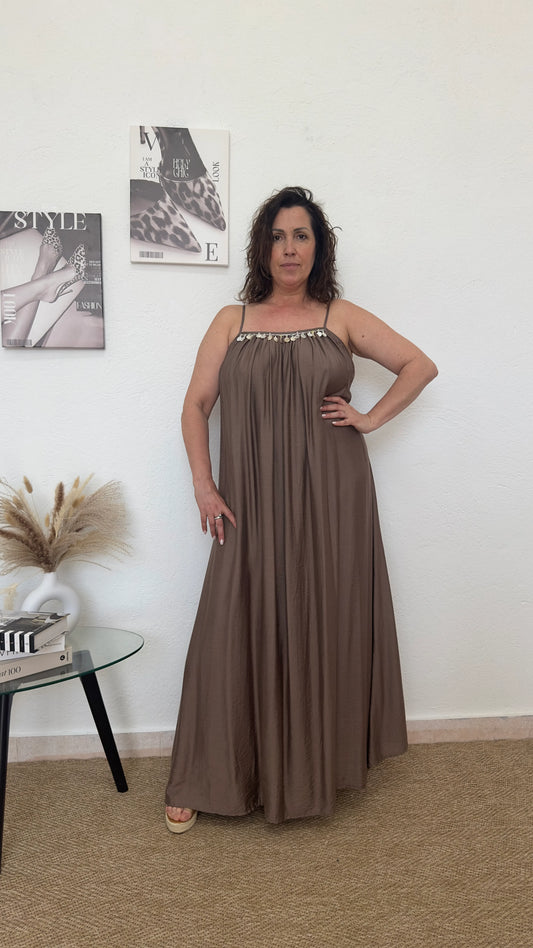 Vestido largo visón con detalles madreperla