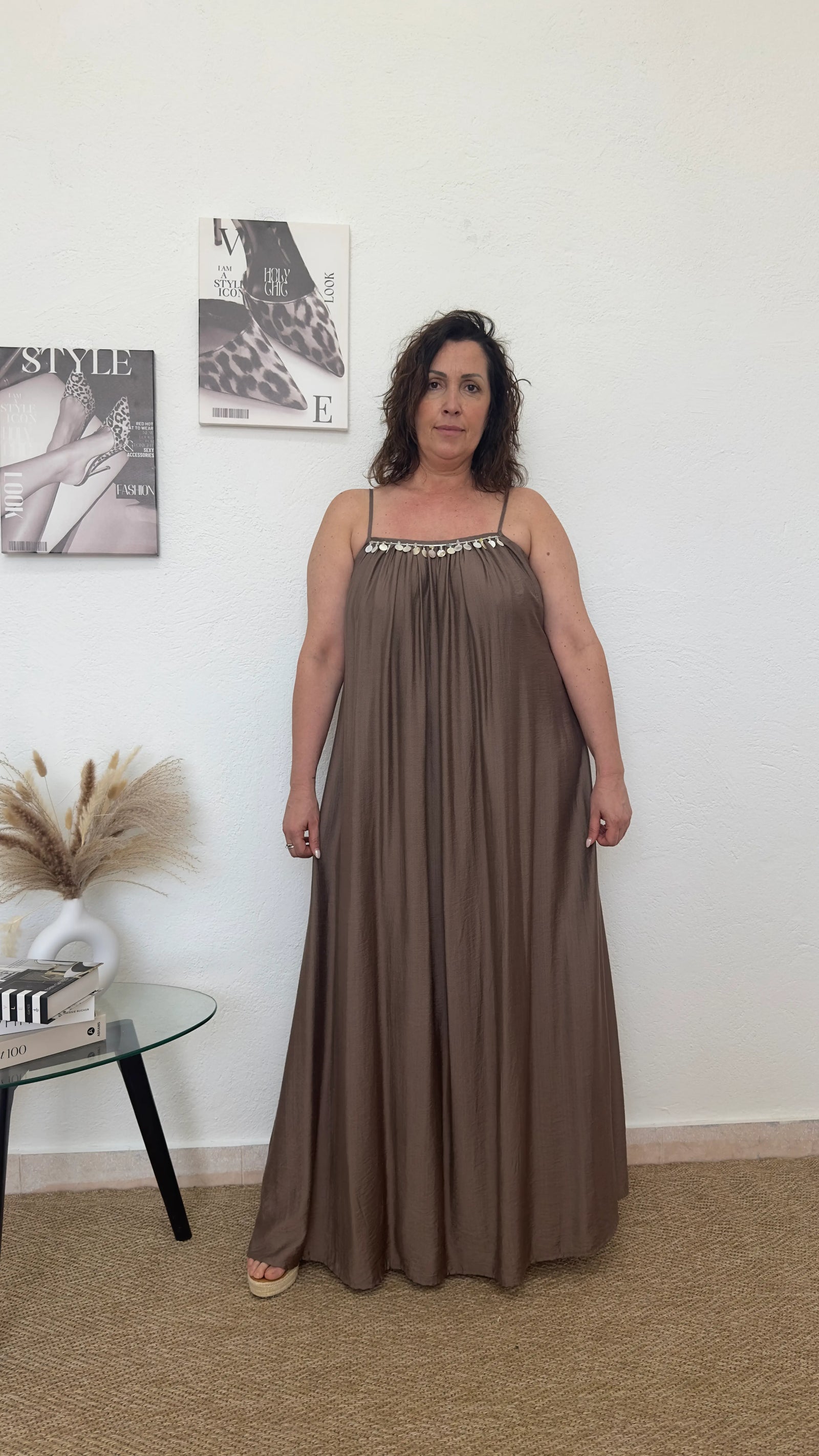 Vestido largo visón con detalles madreperla