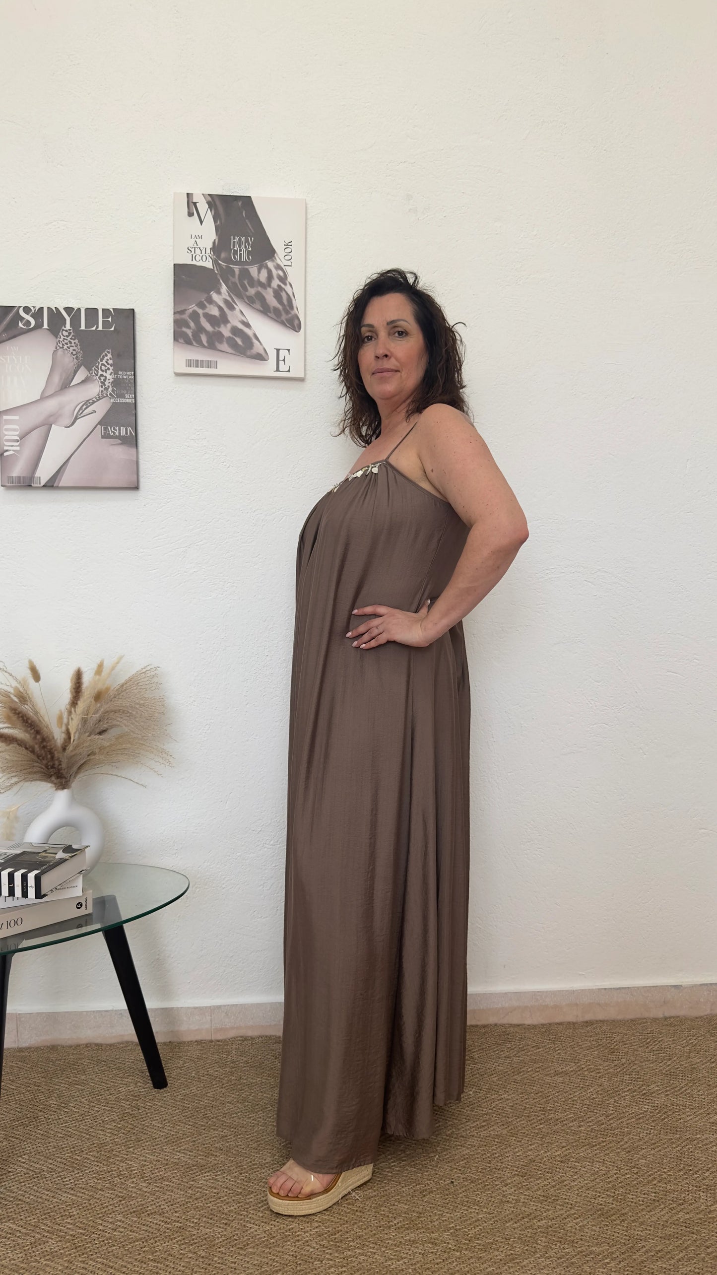 Vestido largo visón con detalles madreperla