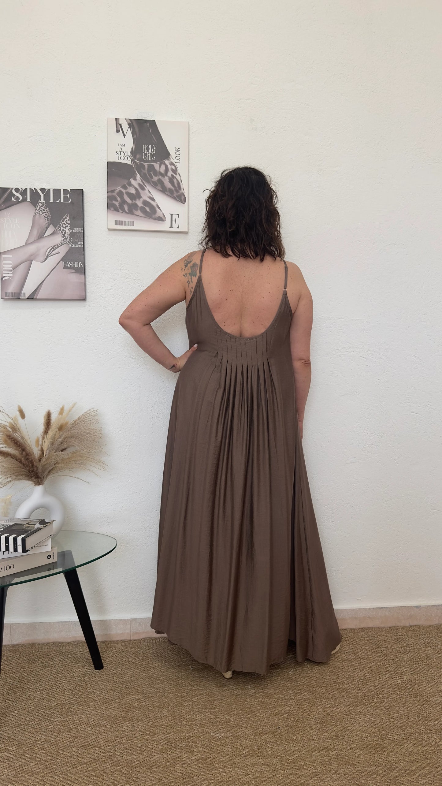 Vestido largo visón con detalles madreperla