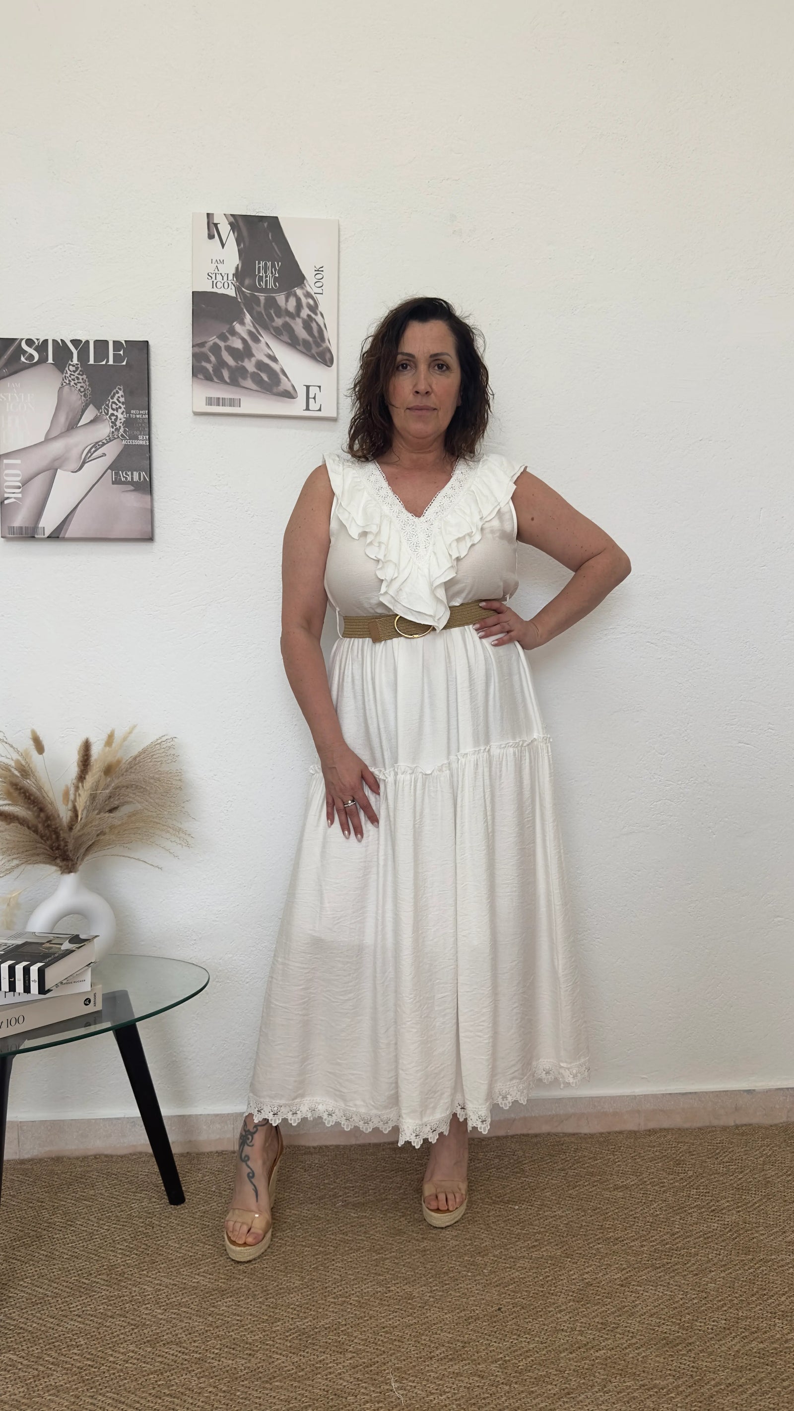 Vestido blanco largo con volantes y cinturón
