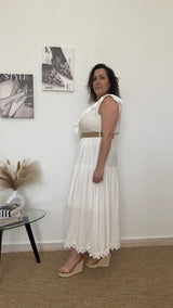 Vestido blanco largo con volantes y cinturón