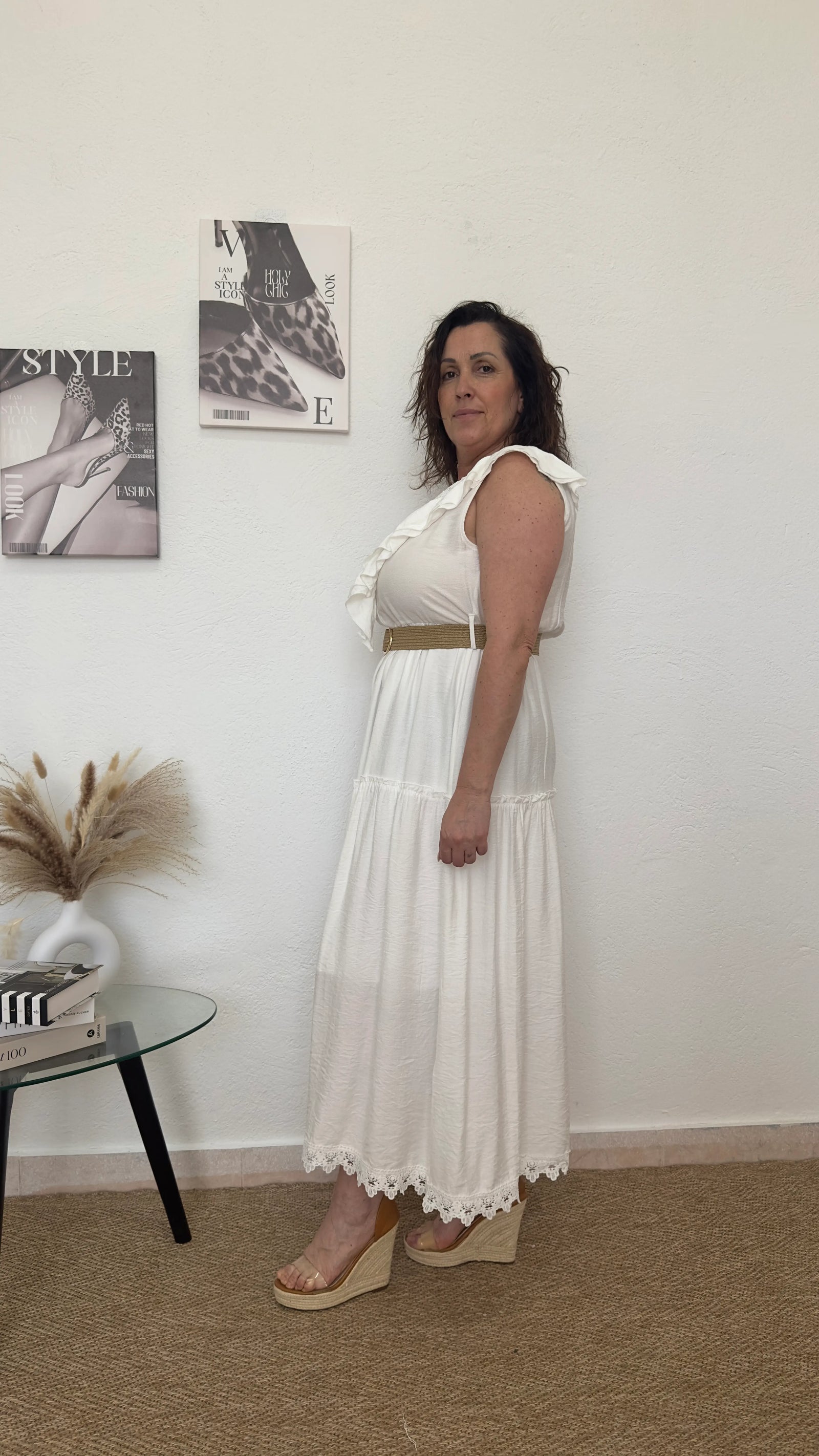 Vestido blanco largo con volantes y cinturón