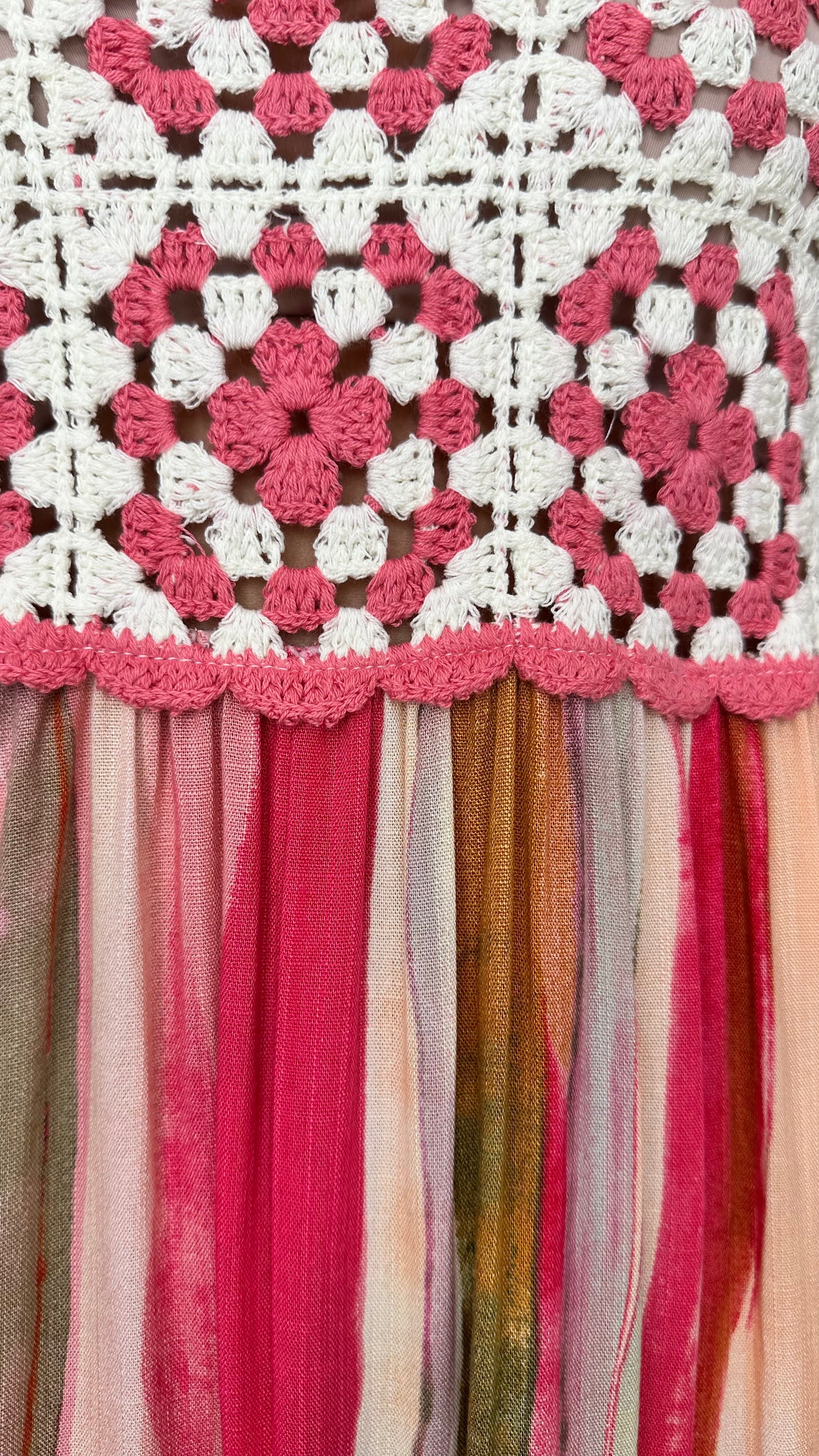 Vestido de rayas rosas con parte superior crochet