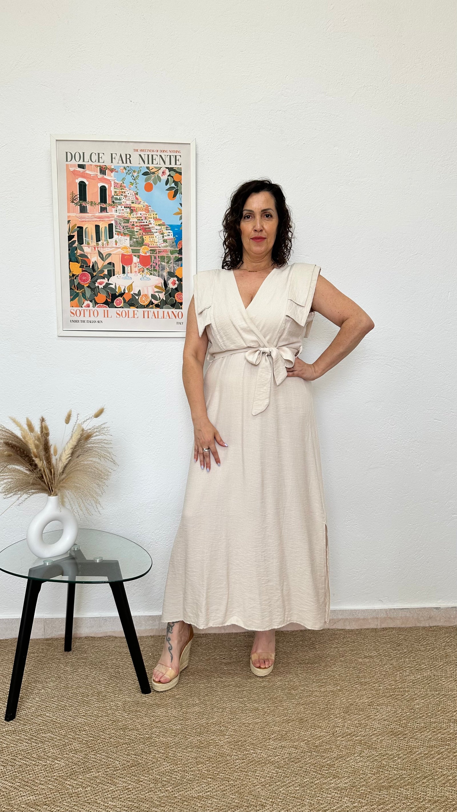 Vestido largo beige con volantes