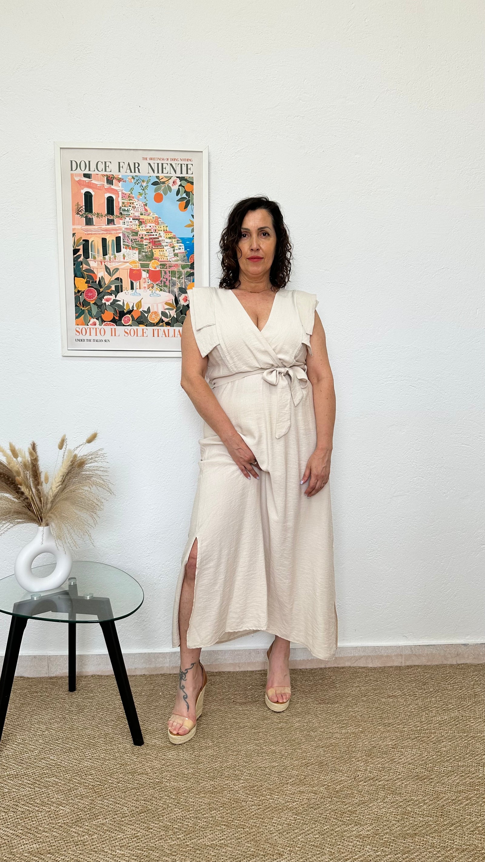 Vestido largo beige con volantes