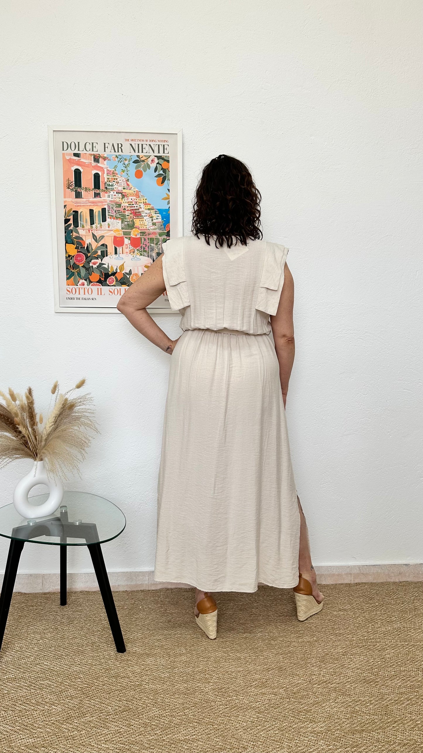 Vestido largo beige con volantes