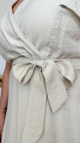 Vestido largo beige con volantes