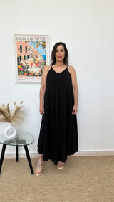 Vestido largo negro con tirantes de piedra