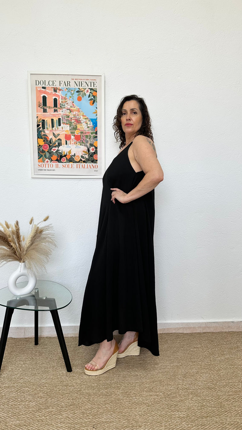 Vestido largo negro con tirantes de piedra