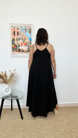 Vestido largo negro con tirantes de piedra
