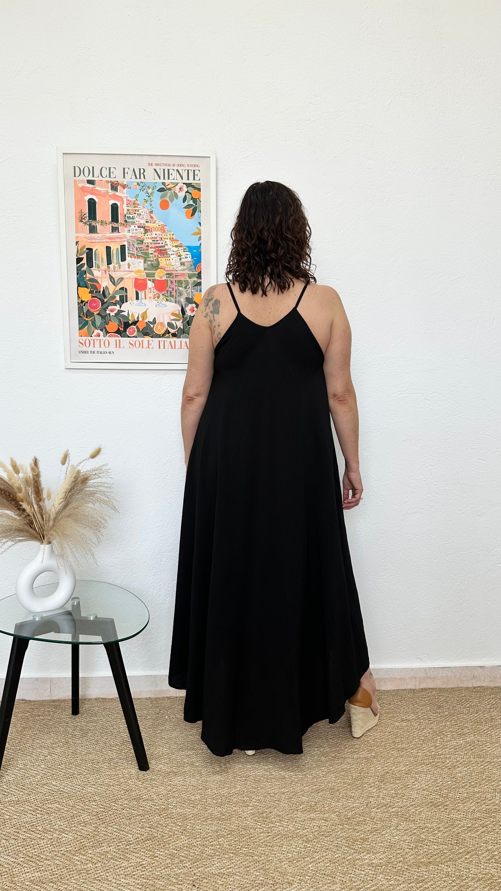 Vestido largo negro con tirantes de piedra